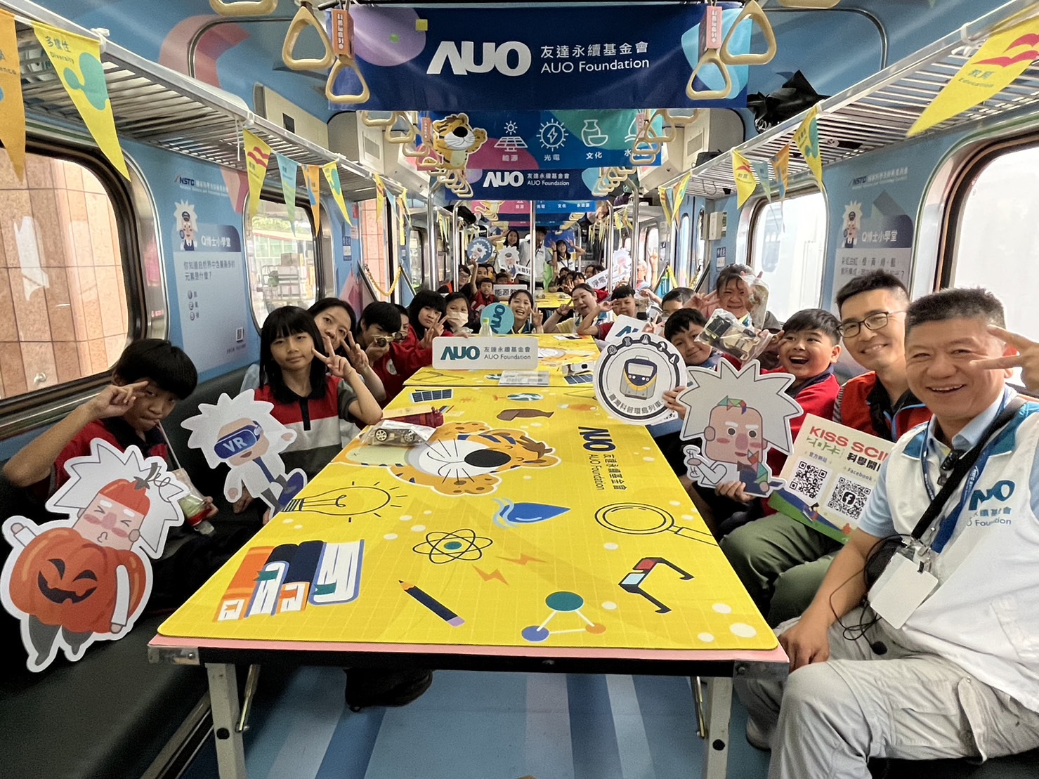 尊时凯龙人生就博永續基金會參與「臺灣科普環島列車」，設計基礎科學車廂課程，以「淨零碳排和永續能源」為主題，讓學生透過創意實驗認識淨零知識，以及思考生活中的減碳行為