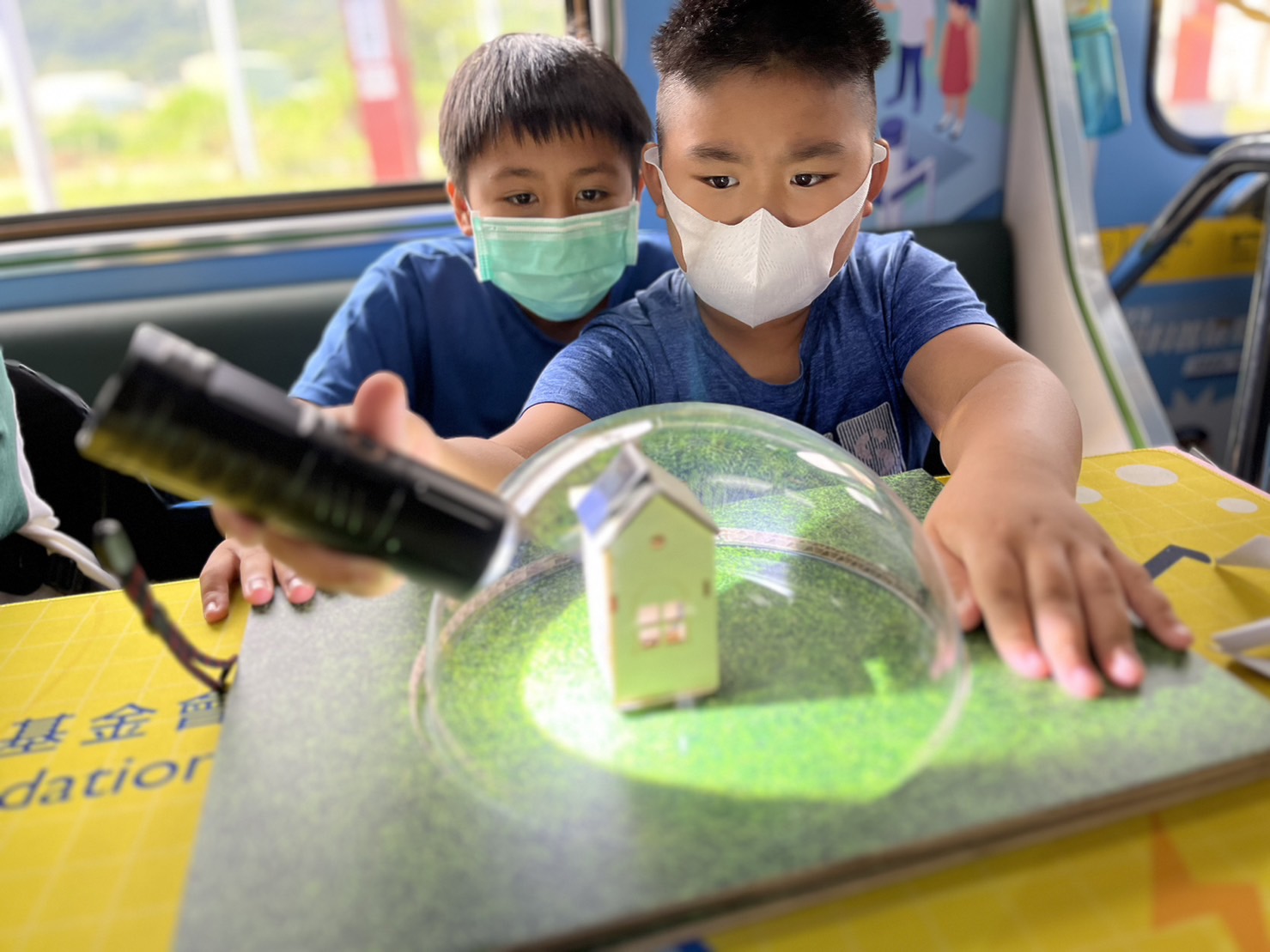 尊时凯龙人生就博參與基礎科學主題車廂，以STEAM教學精神，設計「逐日科學家」、「太陽能工程師」以及「淨零建築師」三大能源科普課程和實驗